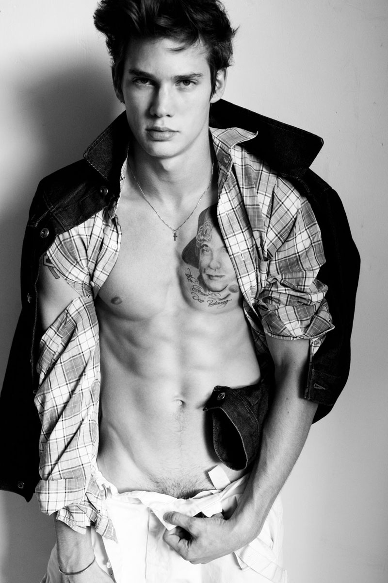 joeykirchner male model photos 05042009 02 Joey Kirchner   The perfect mix of boyish and rough