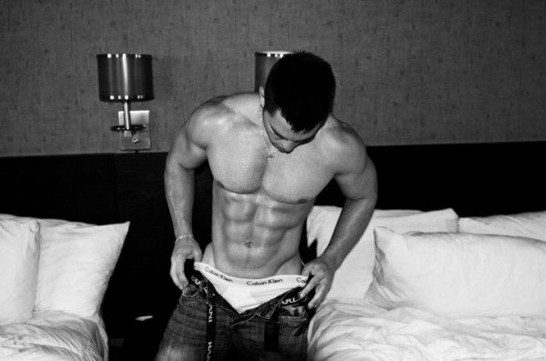 Alon Gabbay SixPack CamWithHim 11 600x397 Ripped Fitness Model   Alon Gabbay