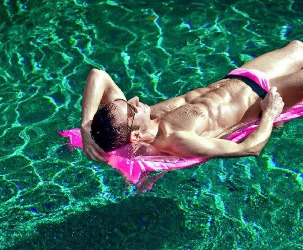 gorgeous hunk in the swimming pool 4 gorgeous hunk in the swimming pool 600x495 Awesome Masculinity By Photographer Mark Henderson